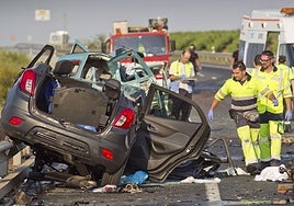 Imagen de archivo del estado de los vehículos implicados en un choque frontal.