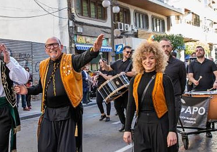 El presidente de la Asociación de Moros y Cristianos, Manuel Ortuño, y la concejal de Festividades, Rocío Ortuño, durante la celebración del Medio Año Festero.