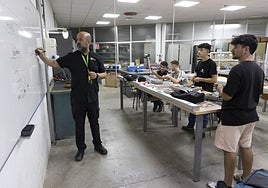 Un profesor del grado de Electrónica imparte la primera clase práctica del curso, ayer en el CIFP Politécnico.