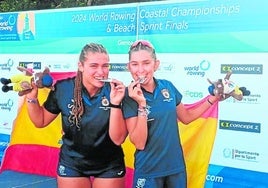 María Ángeles Macián y Zaira Nieto, en Génova, con la medalla de plata.