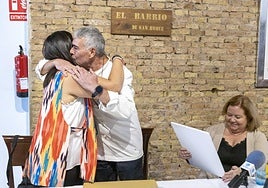 Gómez abraza a Nieto, en presencia de Correa.