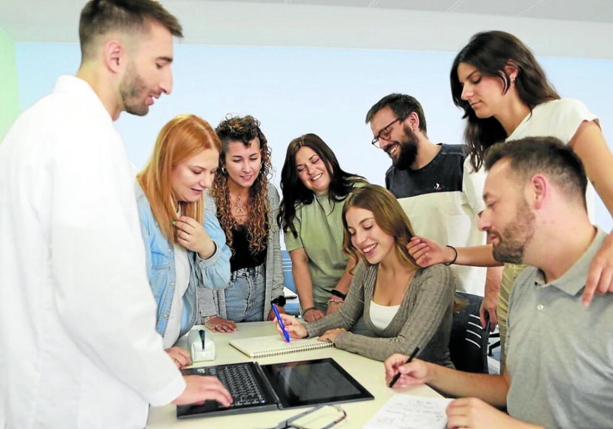 Estudiantes de FP realizan una actividad grupal en clase.