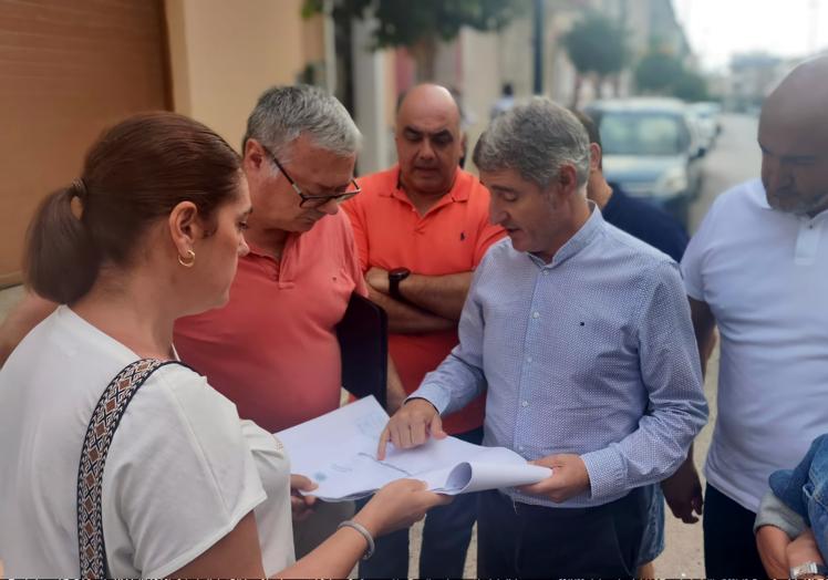 El alcalde, Pepe Vegara, muestra a los vecinos los planos de las obras.