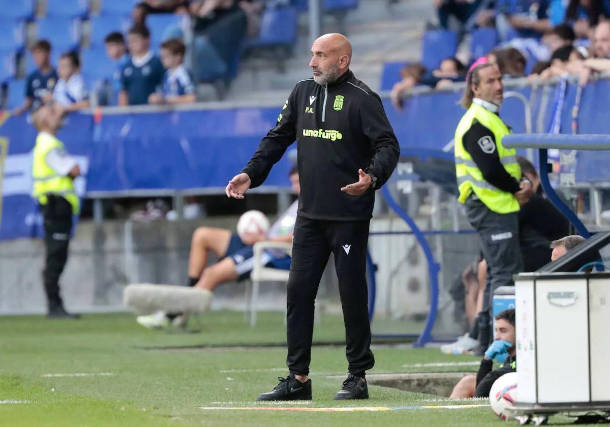 El entrenador del FC Cartagena, Abelardo Fernández, en el partido ante el Oviedo.