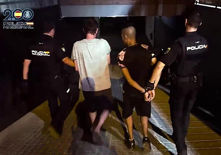Dos de los detenidos, llevados a dependencias policiales.