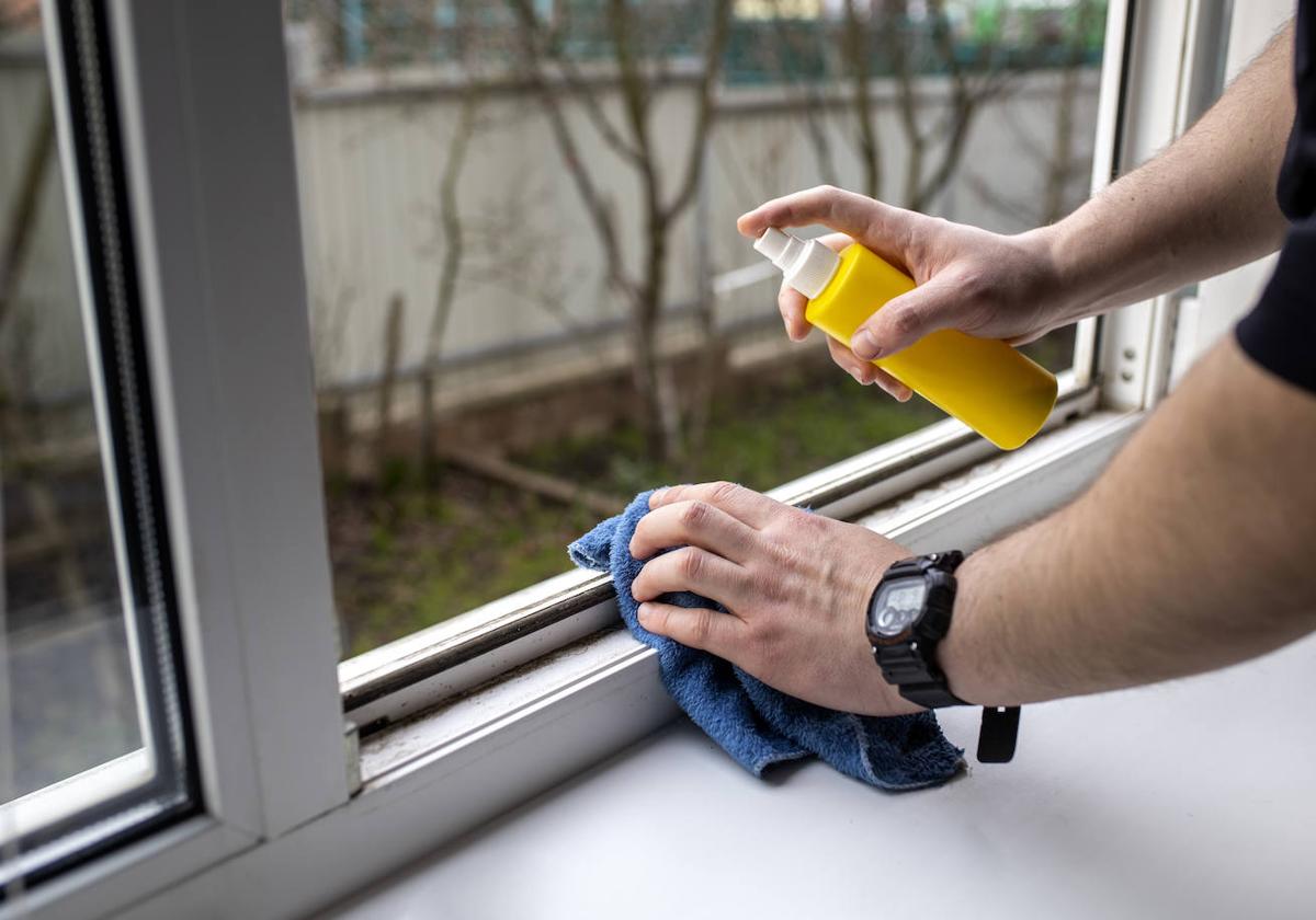 El método más fácil para limpiar los raíles de las ventanas: no tardarás ni un minuto