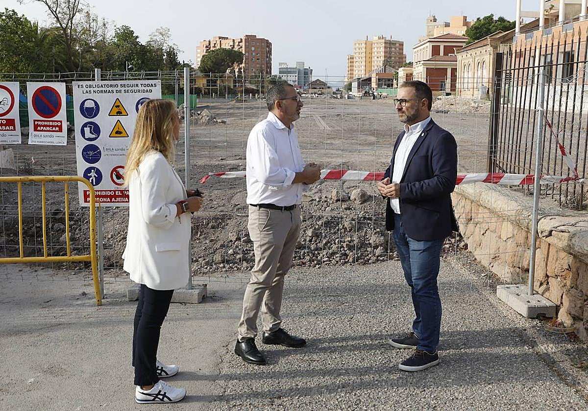 Mateos (c) y ediles socialistas en la zona de afección del soterramiento del AVE junto a la estación de Sutullena.