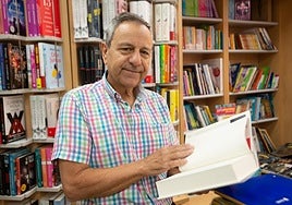 El librero Manuel García Elbal, en su comercio en el barrio de Santa María de Gracia.