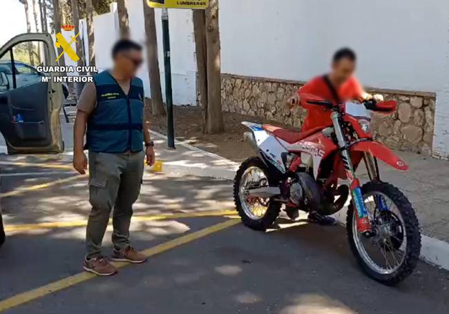 Motocicleta recuperada por los agentes.