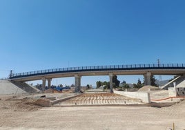 El puente abierto esta mañana al tráfico en Sangonera la Seca sobre el trazado ferroviario.