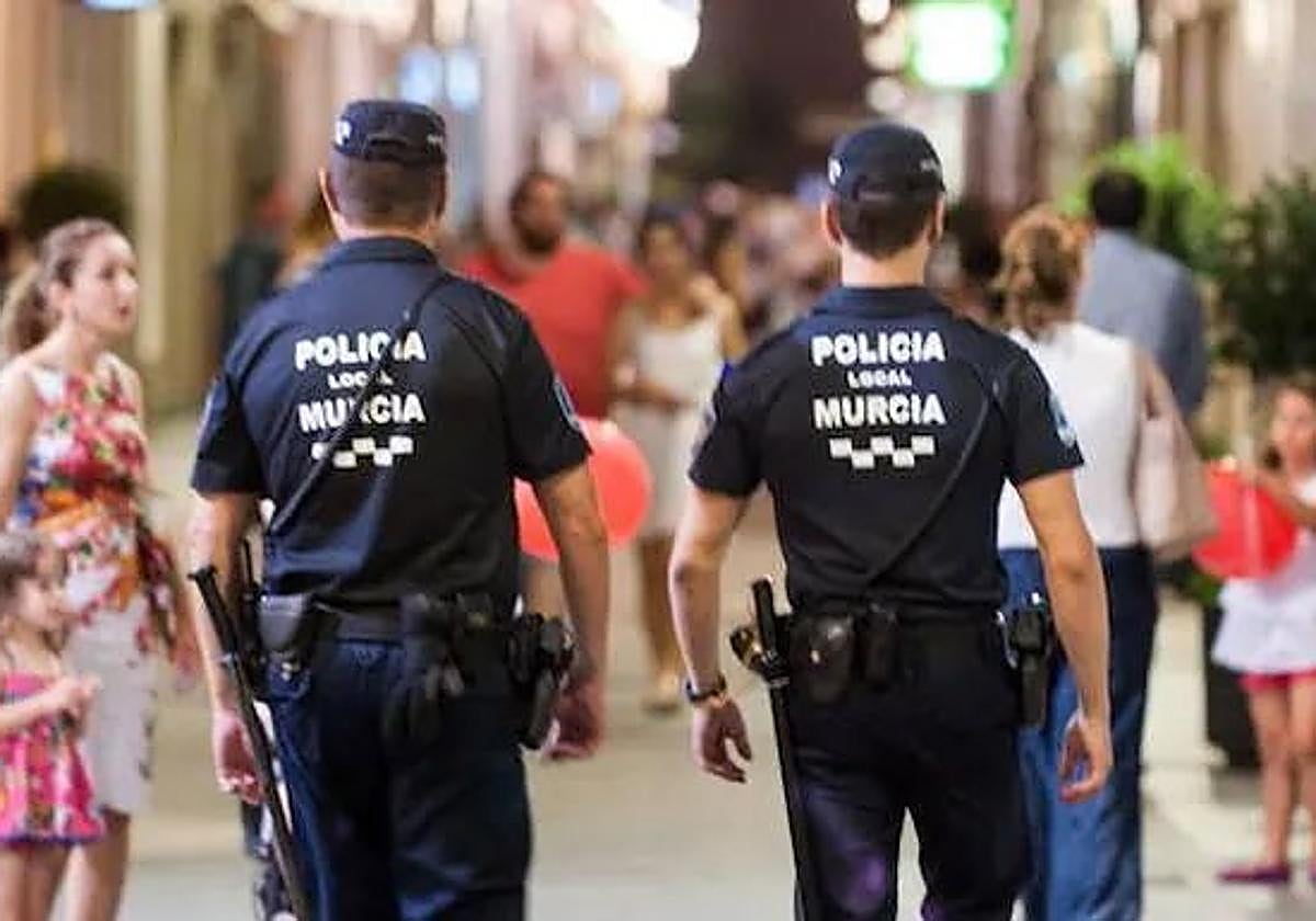 Agentes de Policía Local patrullan las calles de Murcia.