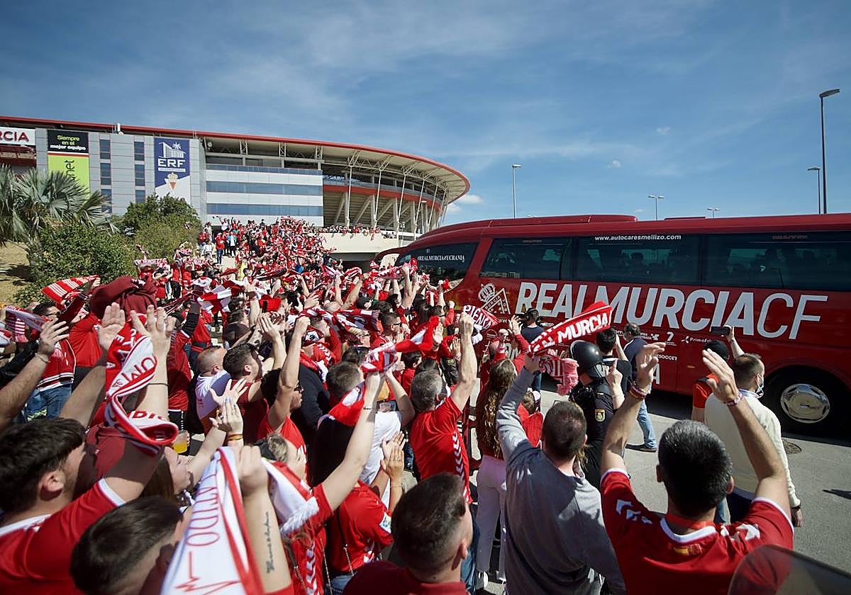 La afición recibe al Real Murcia en una imagen de archivo.