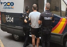 Dos policías detienen al presunto autor del robo.