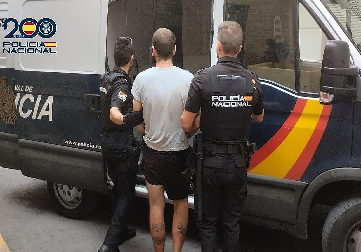 Dos policías detienen al presunto autor del robo.