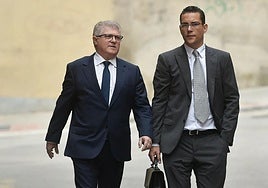 José Vélez, junto a su letrado Raúl Pardo Geijo-Ruiz, en una imagen de archivo.