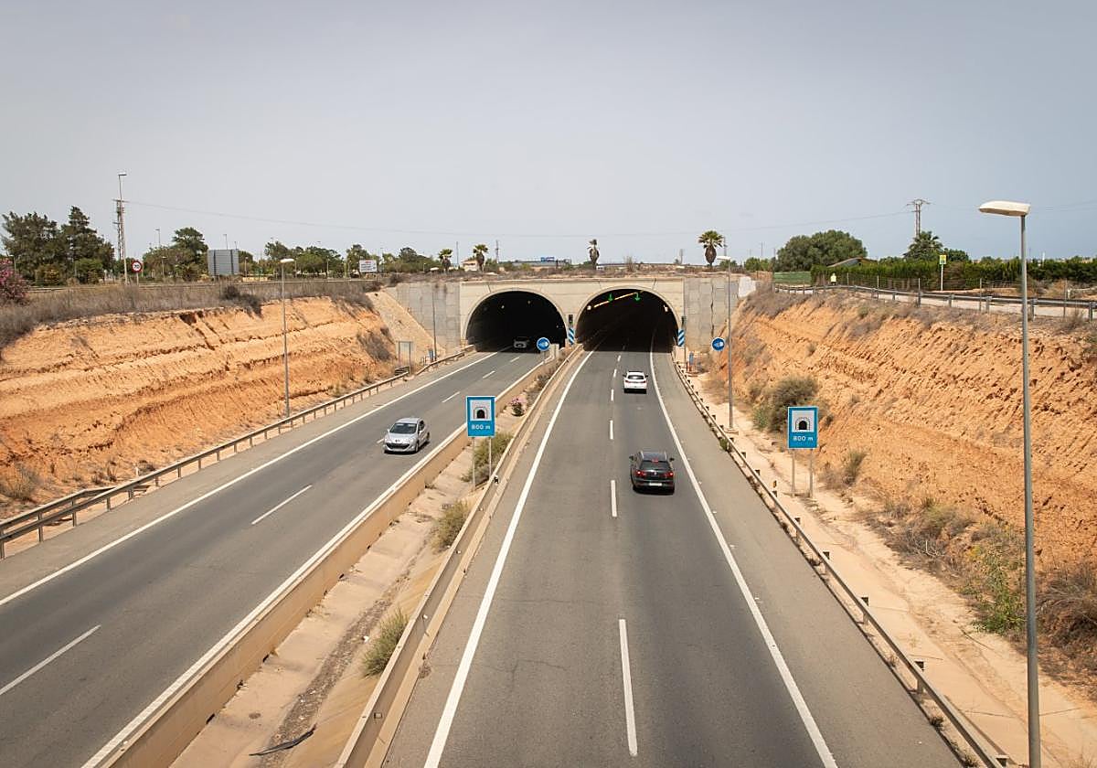 Coches circulan por el túnel de la AP-7 a su paso por Pilar de la Horadada, en una imagen de archivo.