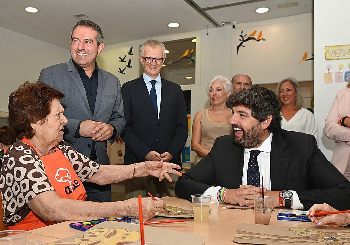 López Miras, con el alcalde de Alcantarilla y el consejero de Salud, este viernes, en su visita a Afade.