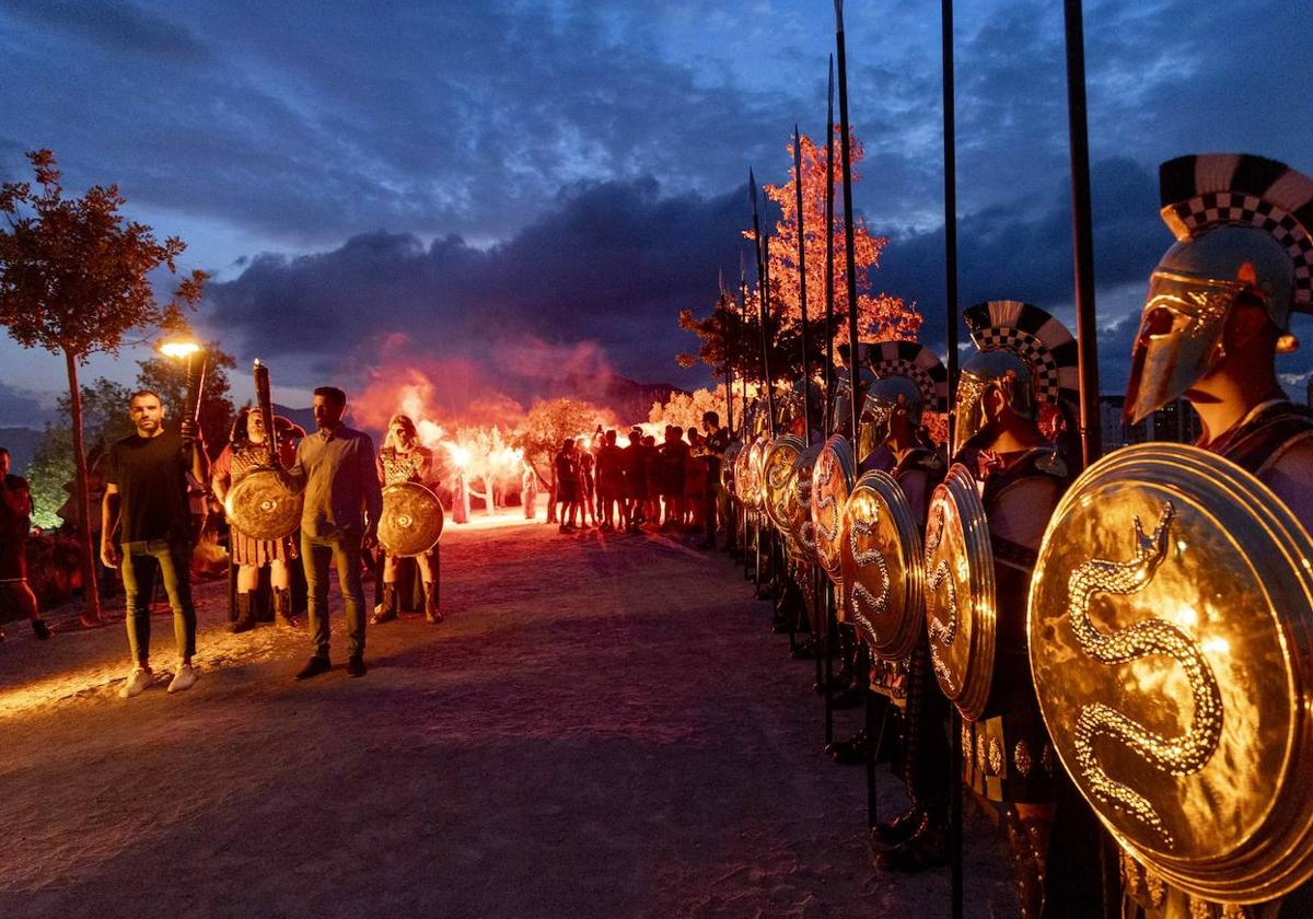 Verdú y Toché avanzan con el fuego sagrado, este viernes por la noche, ante los Hoplitas.