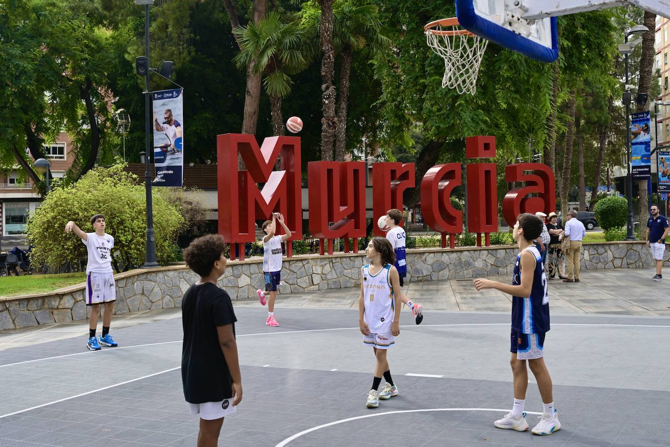 La lluvia matinal da un respiro y no impide que jóvenes y familias se &#039;empapen&#039; de baloncesto en Murcia