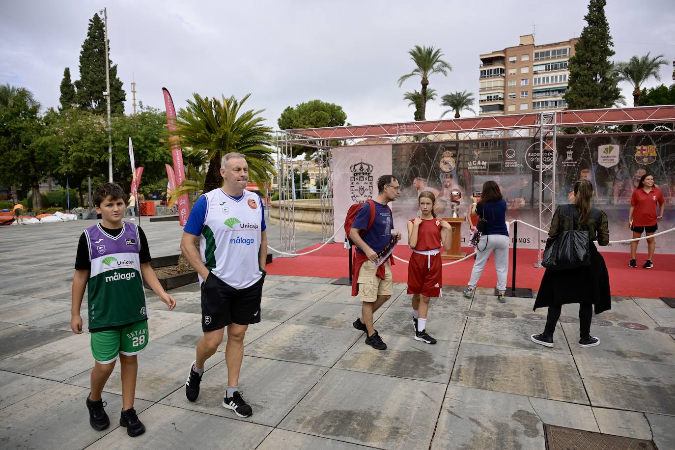 La lluvia matinal da un respiro y no impide que jóvenes y familias se &#039;empapen&#039; de baloncesto en Murcia