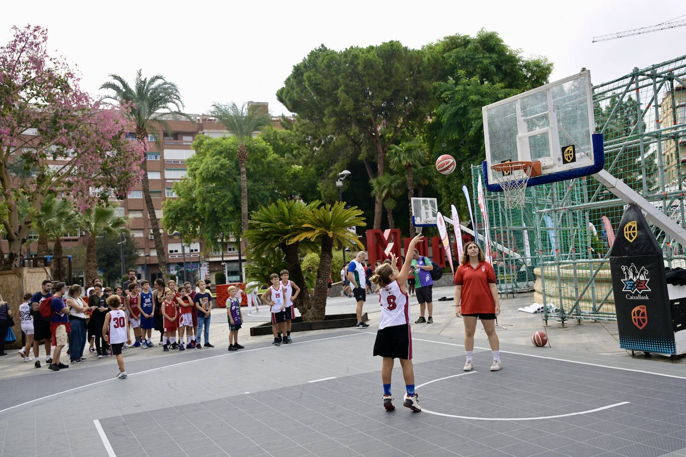 La lluvia matinal da un respiro y no impide que jóvenes y familias se &#039;empapen&#039; de baloncesto en Murcia