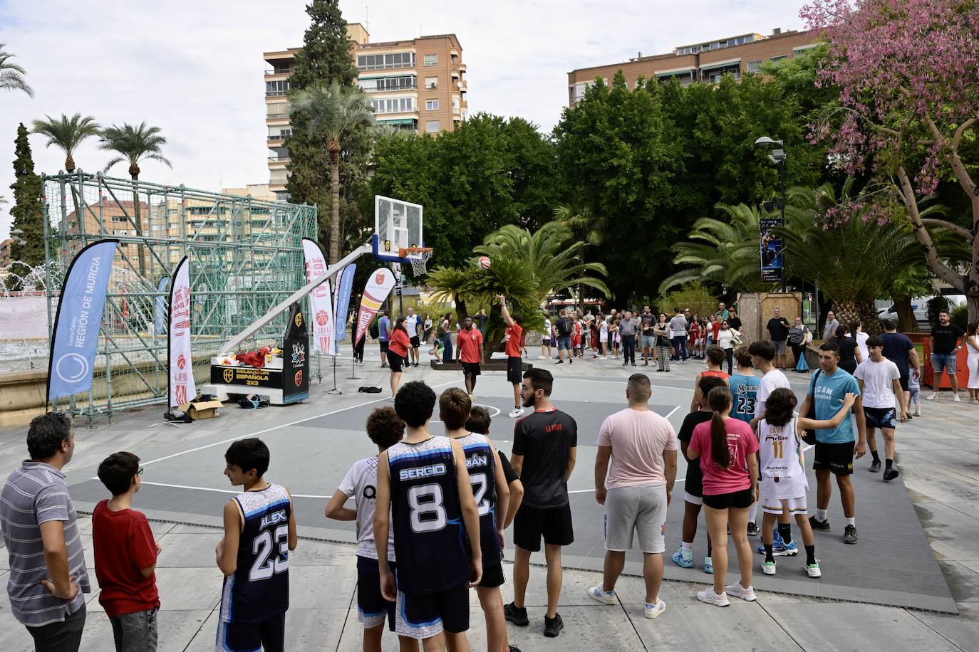 La lluvia matinal da un respiro y no impide que jóvenes y familias se &#039;empapen&#039; de baloncesto en Murcia