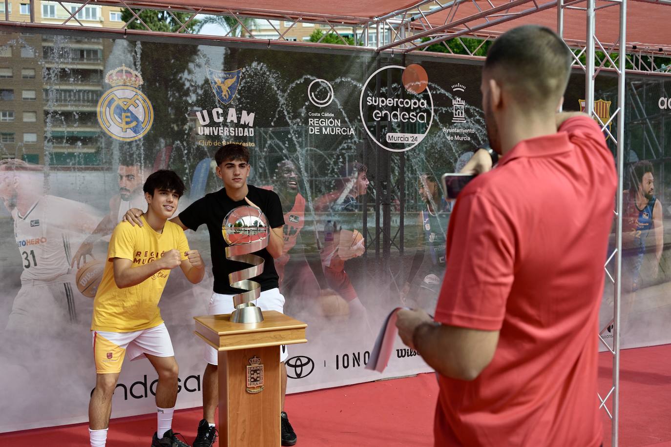 La lluvia matinal da un respiro y no impide que jóvenes y familias se &#039;empapen&#039; de baloncesto en Murcia