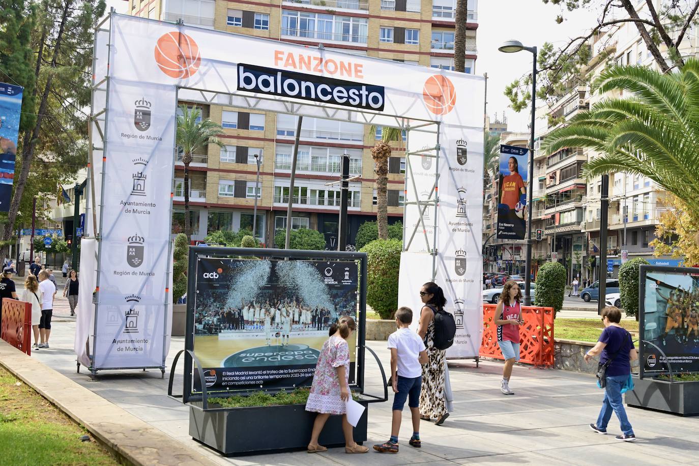 La lluvia matinal da un respiro y no impide que jóvenes y familias se &#039;empapen&#039; de baloncesto en Murcia