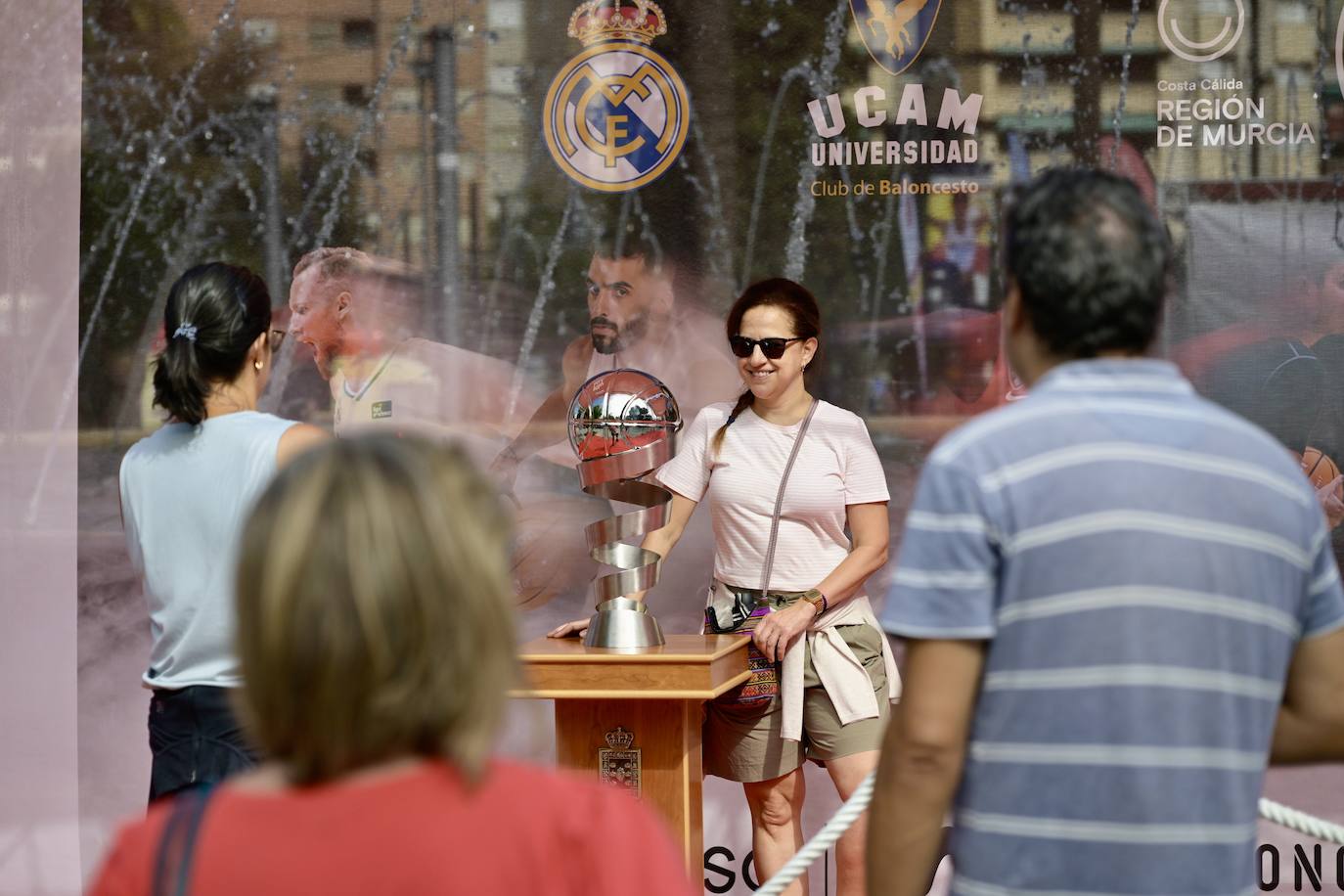 La lluvia matinal da un respiro y no impide que jóvenes y familias se &#039;empapen&#039; de baloncesto en Murcia