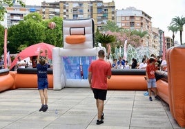 La lluvia matinal da un respiro y no impide que jóvenes y familias se 'empapen' de baloncesto en Murcia
