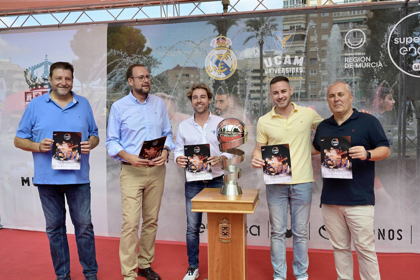 La lluvia matinal da un respiro y no impide que jóvenes y familias se &#039;empapen&#039; de baloncesto en Murcia