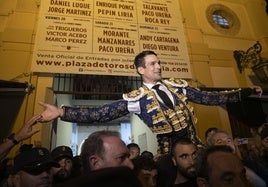 Manzanares sale a hombros de la plaza de toros de Murcia.