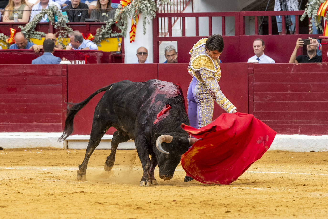 La cuarta corrida de toros de la Feria de Murcia, en imágenes