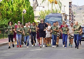 El alcalde de Santomera, en el centro, en la marcha con la antorcha por las calles de Santomera, ayer.