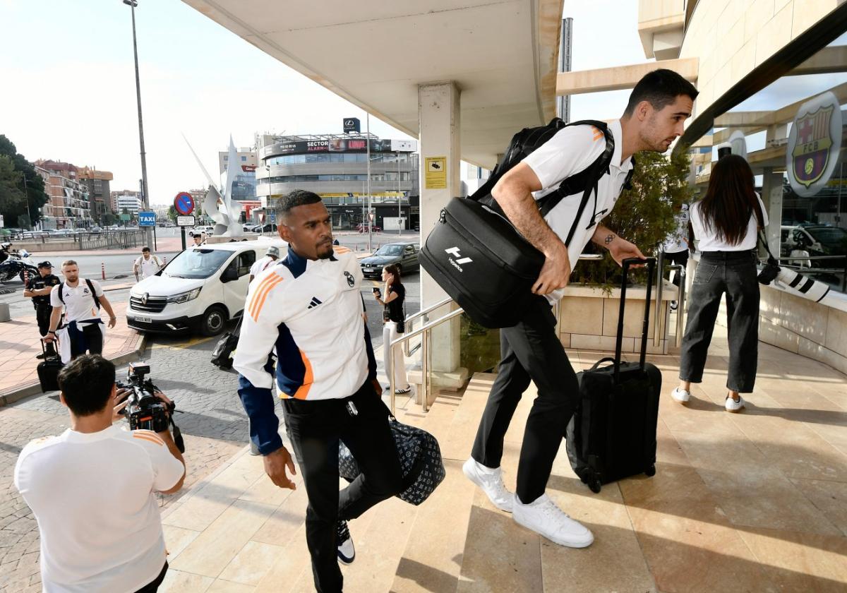 Los madridistas Rathan-Mayes y Alberto Abalde a su llegada ayer al hotel Nelva de Murcia.