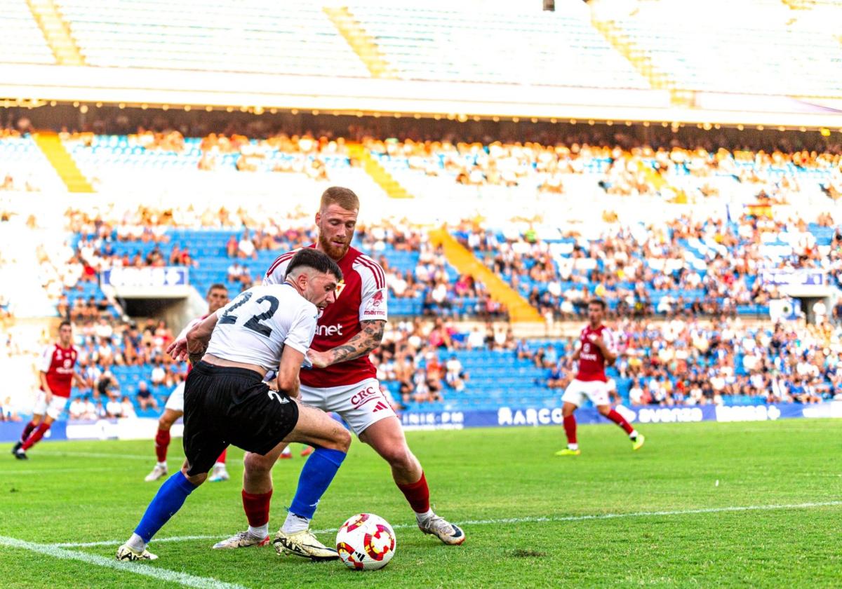 David Vicente, jugador del Real Murcia, intenta frenar a Aranda, del Hércules, en el último amistoso.