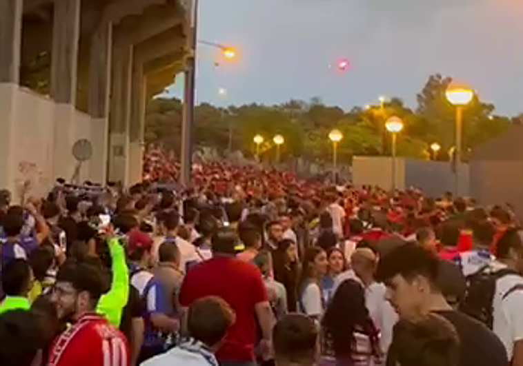 Lanzamiento de una bengala junto al estadio Rico Pérez, este sábado.