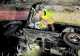 Un bombero rescata a un conductor ebrio, que cayó a una acequia de Murcia, el año pasado.
