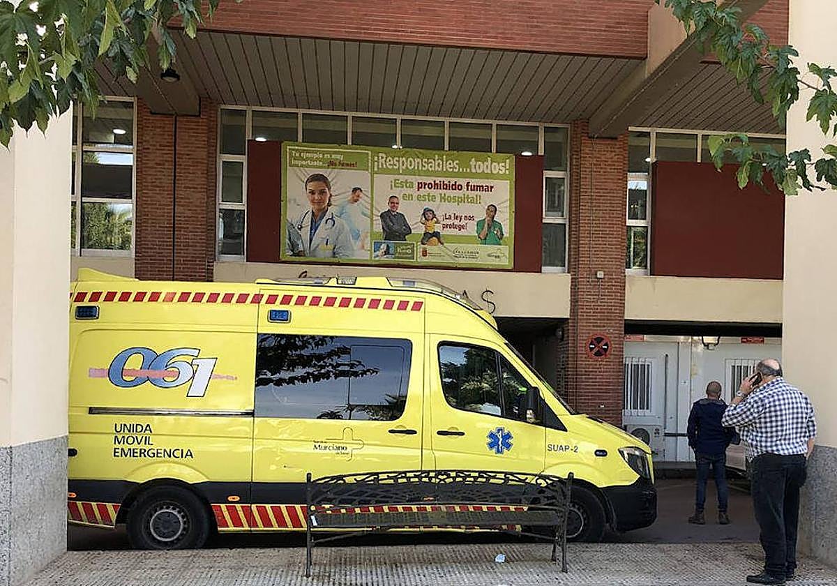 Una ambulancia en la puerta de Urgencias de La Arrixaca, en una imagen de archivo.