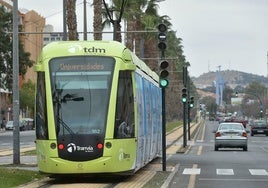 El tranvía, a la altura de la avenida Juan Carlos I de Murcia, en una foto de archivo.