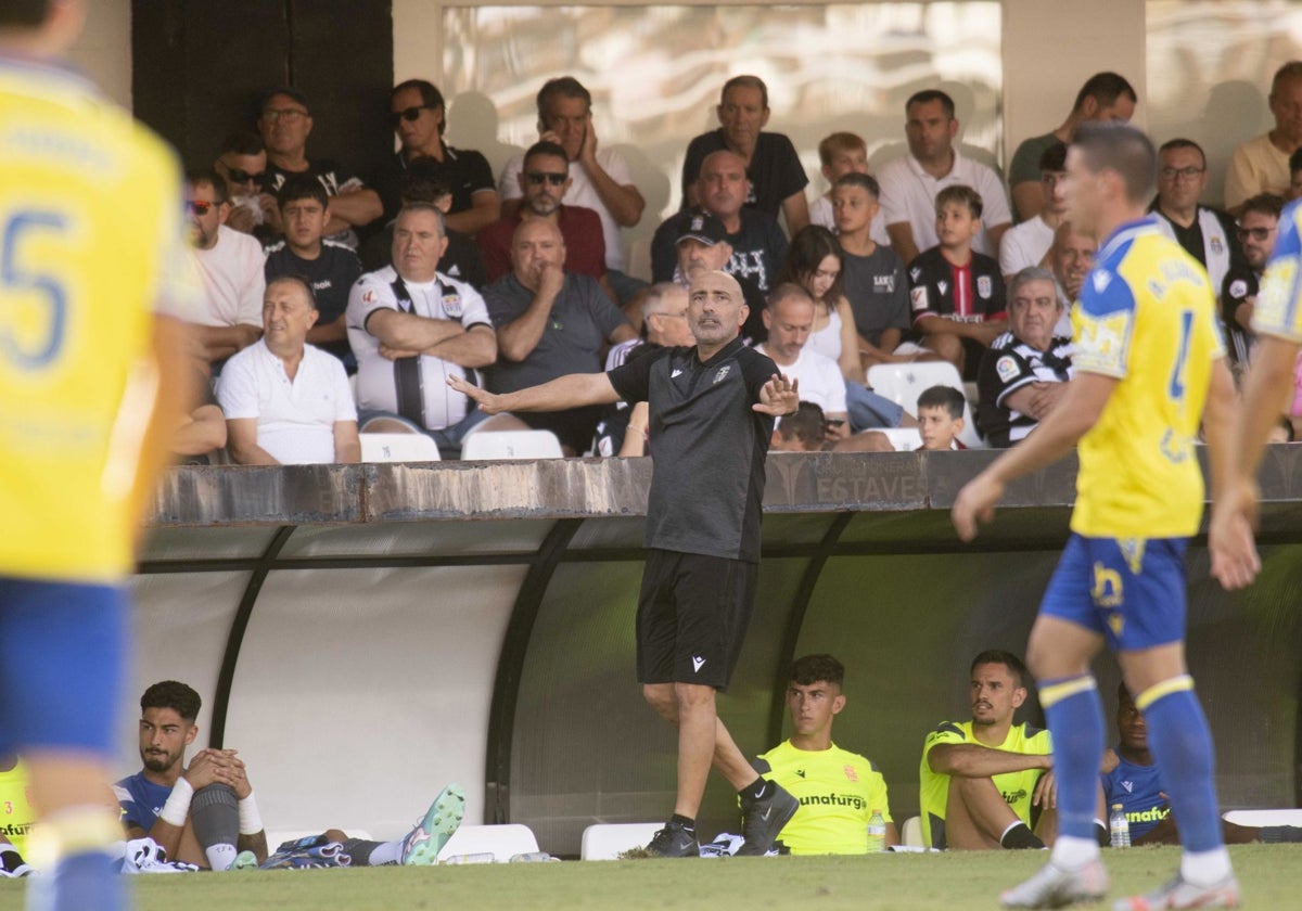 Abelardo Fernández, ayer, durante el Cartagena-Cádiz.