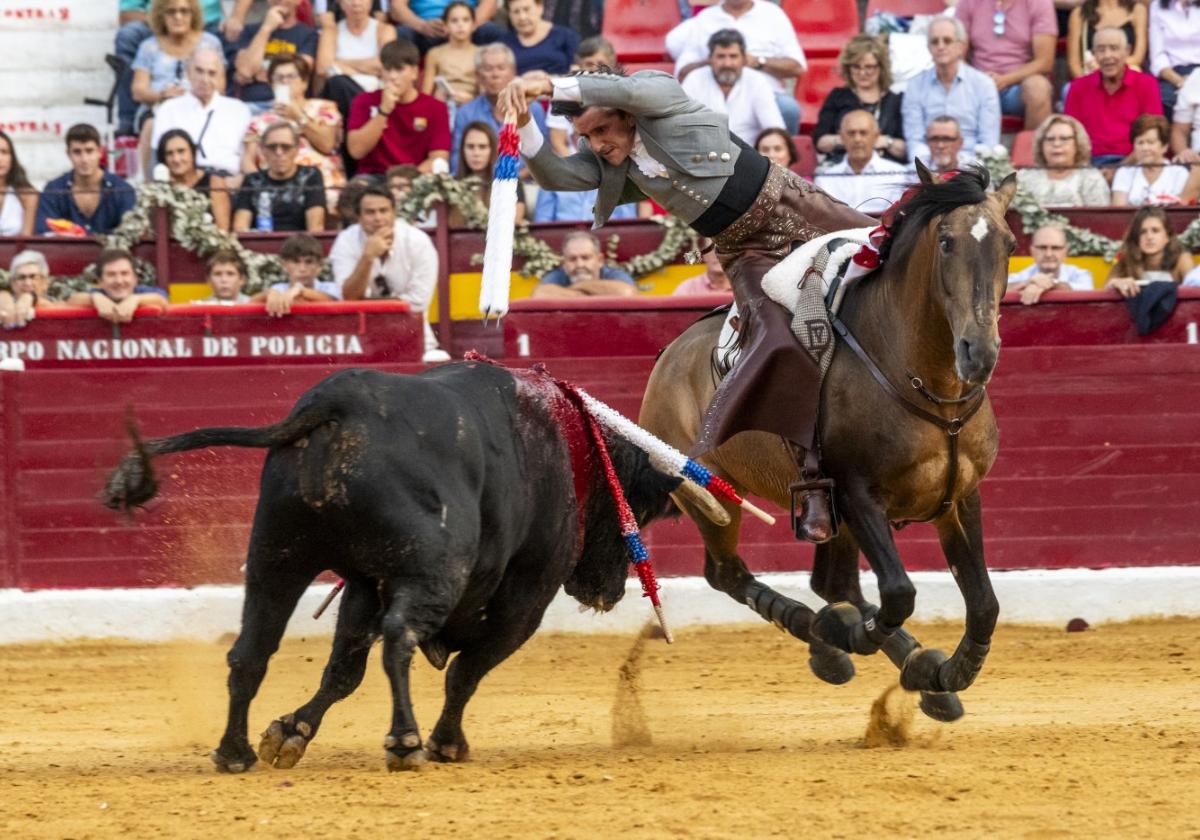 Los toros de Los Espartales, ya un fijo en el cierre del ciclo murciano, no defraudaron ante la expectativa, ni tampoco los toreros, como Diego Ventura, en la imagen.