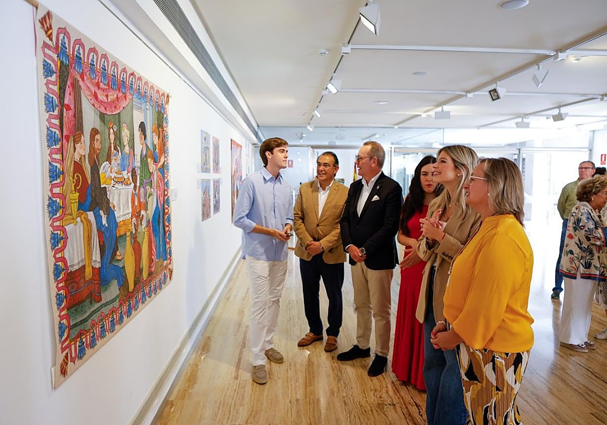 Dos de los artistas, junto a ediles y directivos del Paso Blanco.