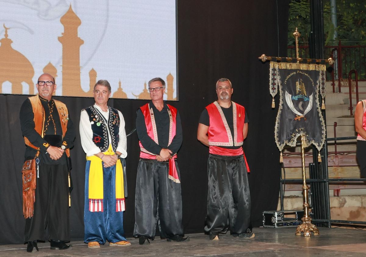 Imagen secundaria 1 - Arriba, el nuevo embajador moro junto a su familia. Abajo a la izquierda, López junto al alcalde, Pepe Vegara y el presidente de la Asociación de Moros y Cristianos, Manuel Ortuño. Abajo a la derecha, saludo entre López y el actual embajador cristiano, Francisco Ruiz.