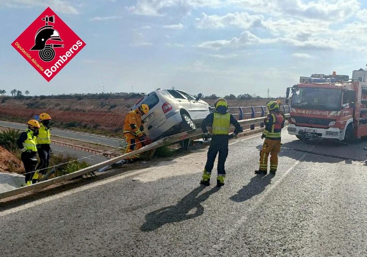 Imagen principal - Trabajos de retirada del coche siniestrado.