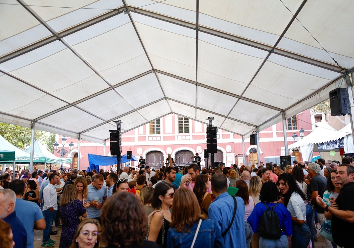 La plaza de Calderón repleta de gente durante la Feria de Día.