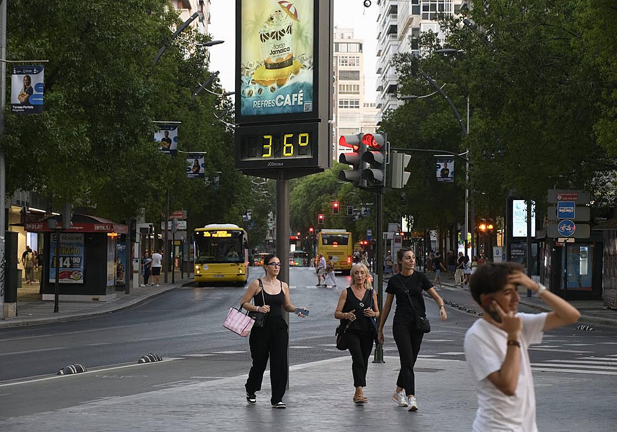 Un termómetro marca 36 grados en Murcia, en una foto de archivo.