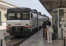 Tren del servicio de proximidad de Renfe en la estación de Cartagena con destino a Murcia, imagen de archivo.
