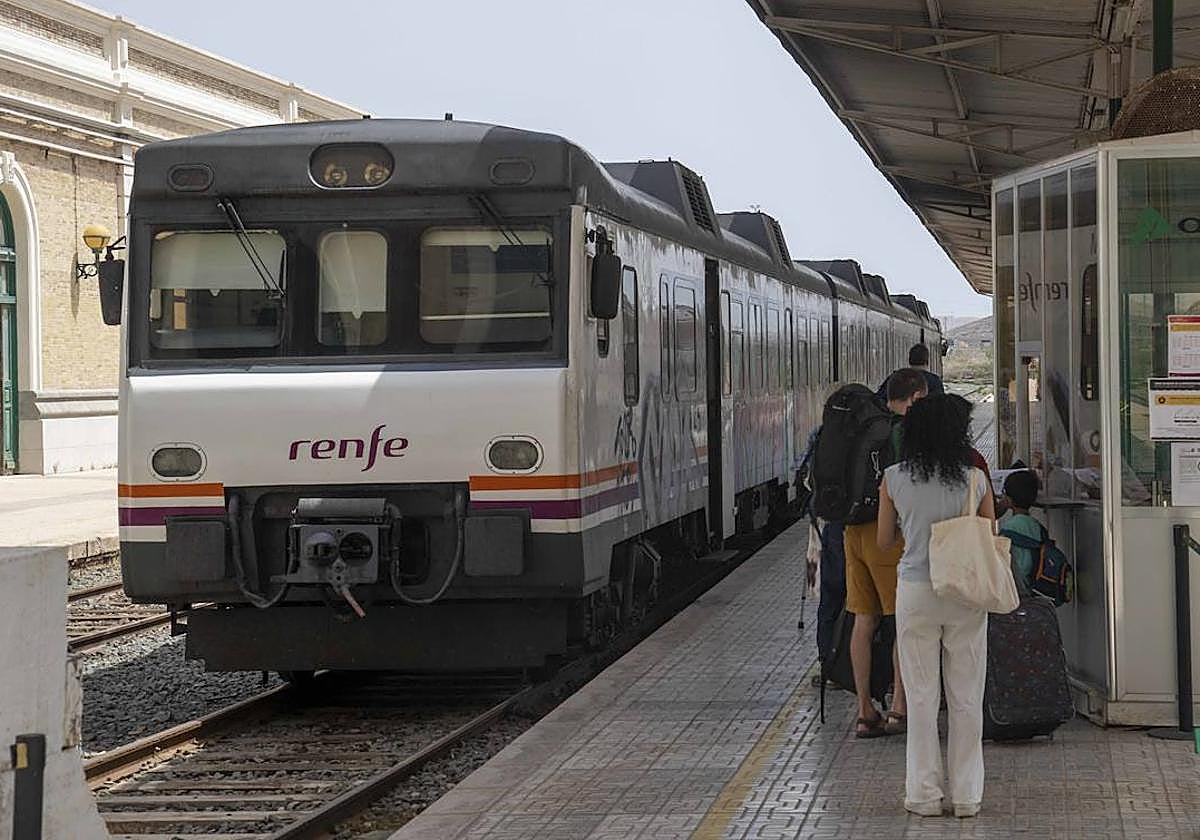 Tren del servicio de proximidad de Renfe en la estación de Cartagena con destino a Murcia, imagen de archivo.