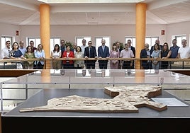 Los rectores, en el centro, con sus equipos de gobierno en el campus de Espinardo.
